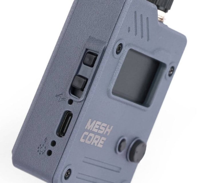 LoRa MeshCore-node med USB-C-port og betjeningsknapper p&aring; siden
