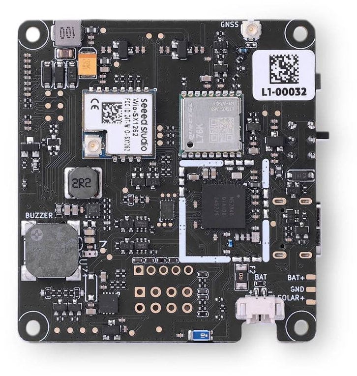 LoRa-utviklingskort sett fra undersiden med GPS- og batteritilkoblinger