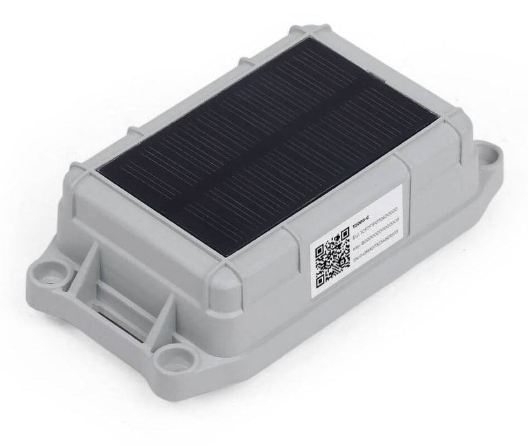 LoRaWAN-sporingsenhet med integrert solcellepanel og QR-merket kapsling