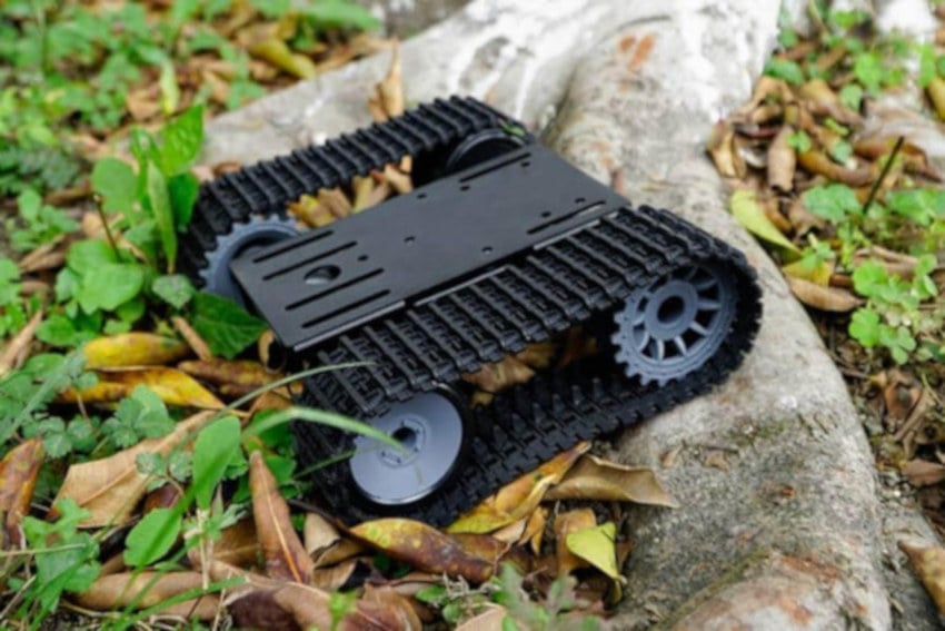 Montert Black Gladiator robotunderstell på stein og skogsbunn