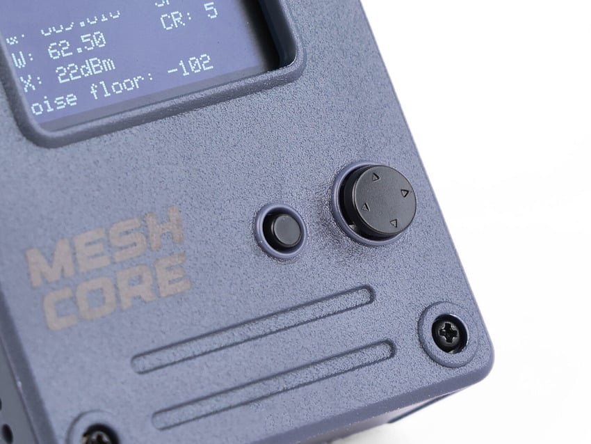 N&aelig;rbilde av LoRa MeshCore-node med OLED-skjerm og navigasjonskontroll