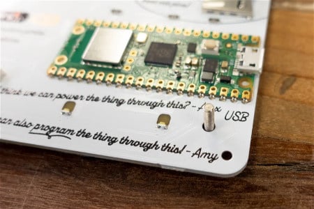 N&aelig;rbilde av Raspberry Pi Pico W montert p&aring; Inky Frame-modulen