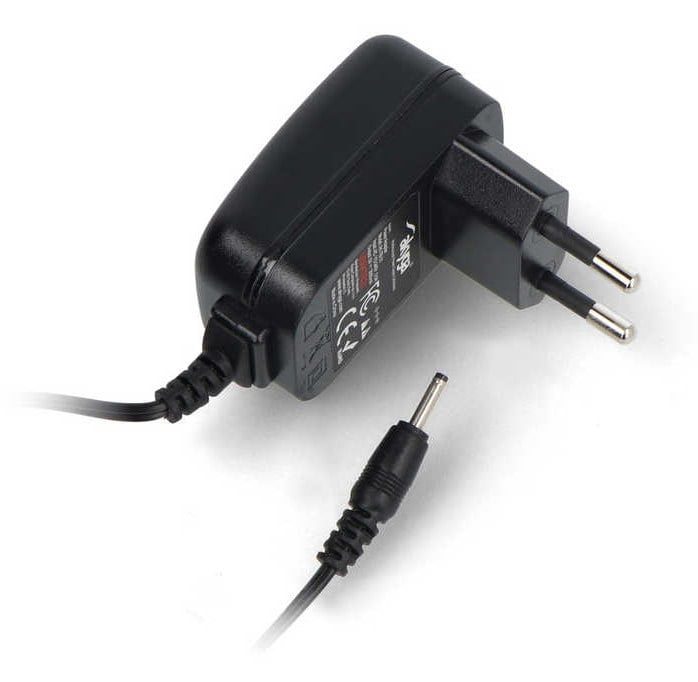 Nettadapter med europeisk støpsel og DC-plugg på 2,5/0,7mm
