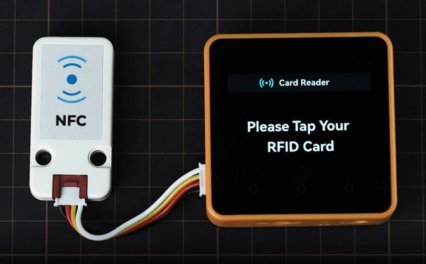 NFC/RFID-modul koblet til en kontrollenhet ved siden av et adgangskort