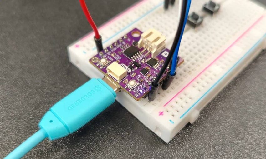 NULA Mini ESP32-C6 montert på loddefritt koblingsbrett med USB-kabel