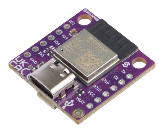 NULA Mini ESP32-C6-utviklingskort i skrå vinkel med USB-C-kontakt