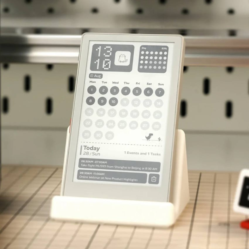 PaperMono utviklingskort i stativ med kalender og timeplan p&aring; e-paper-skjermen