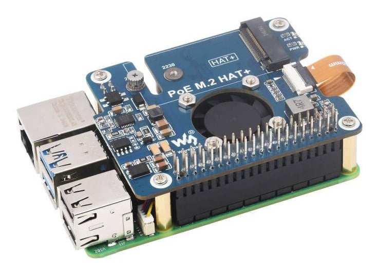 PoE M.2 HAT+ montert på Raspberry Pi 5 med tilkoblet FFC-kabel