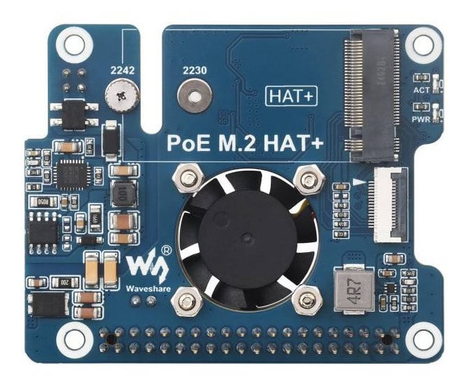 PoE M.2 HAT+ ovenfra med M.2-kontakt og integrert kjølevifte