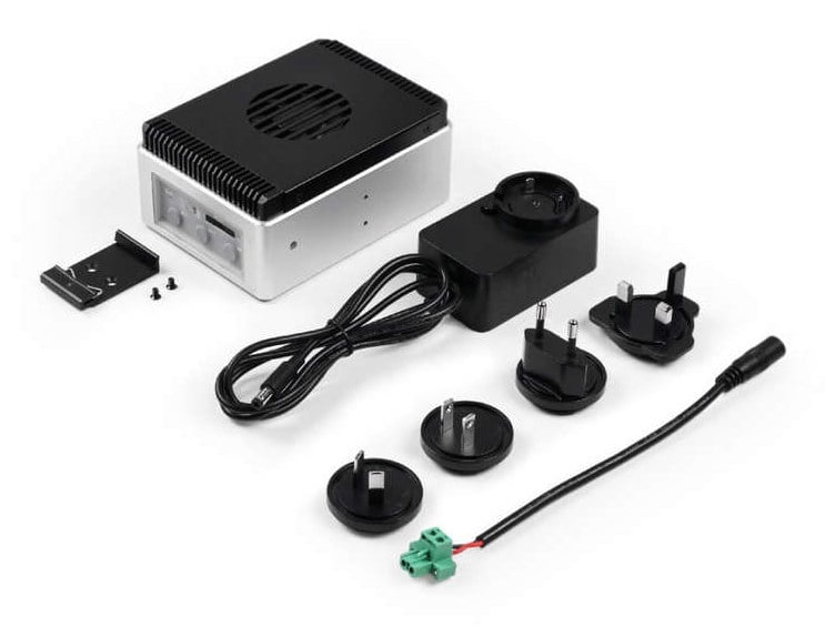 reComputer R2135-12 med strømforsyning, kabel, støpsler og monteringsdeler