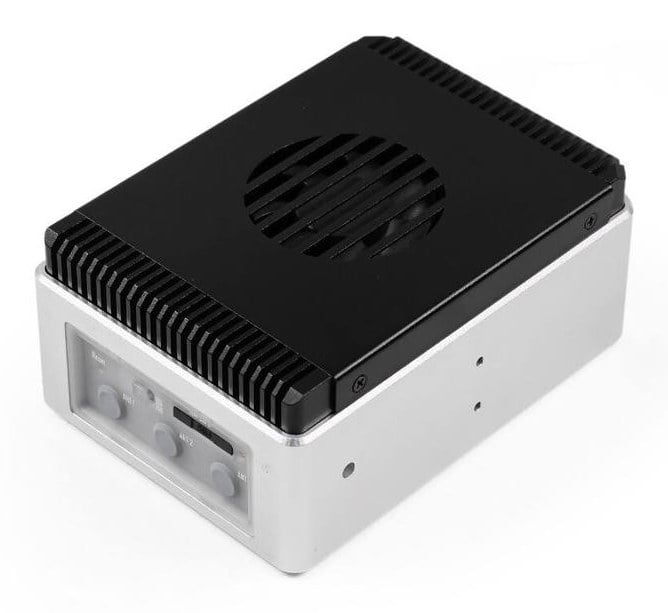 reComputer R2135-12 sett ovenfra med kjøleribbe og tilkoblinger på siden