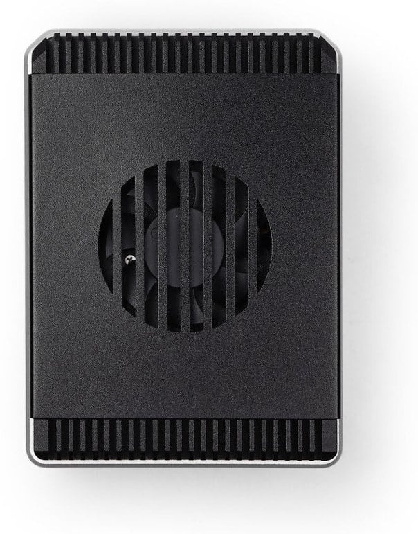 reComputer R2135-12 sett rett ovenfra med ventilasjonsåpning i kabinettet