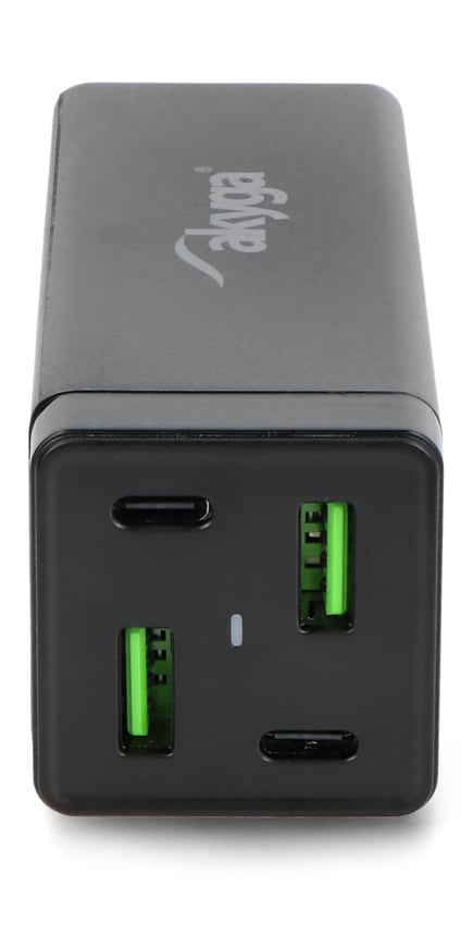 Svart USB-lader med to USB-C-porter og to USB-A-porter p&aring; fronten