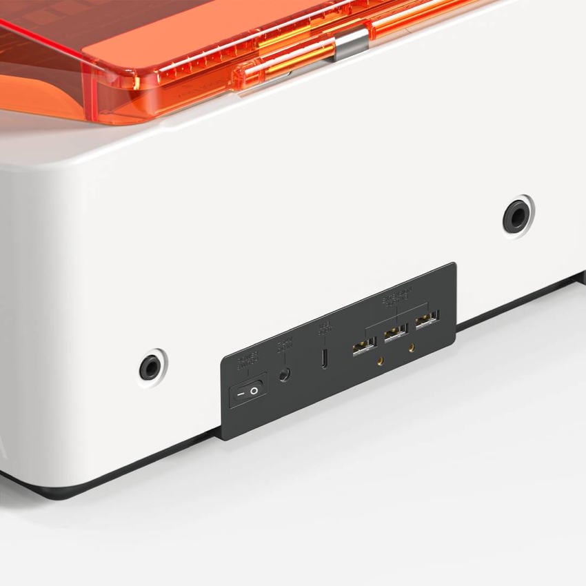 Lasergraverens bakpanel med str&oslash;mtilkobling, USB-port og utvidelsesporter