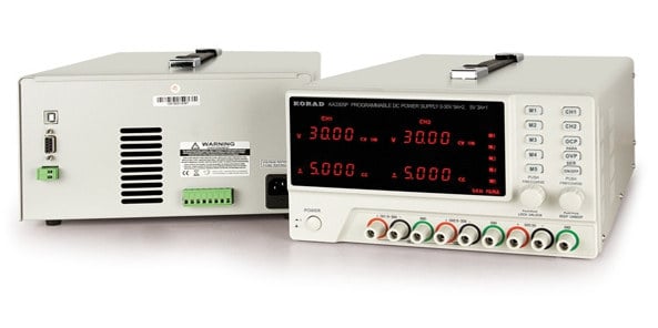 Trippel laboratoriestr&oslash;mforsyning med frontpanel, digitale displayer og bakside