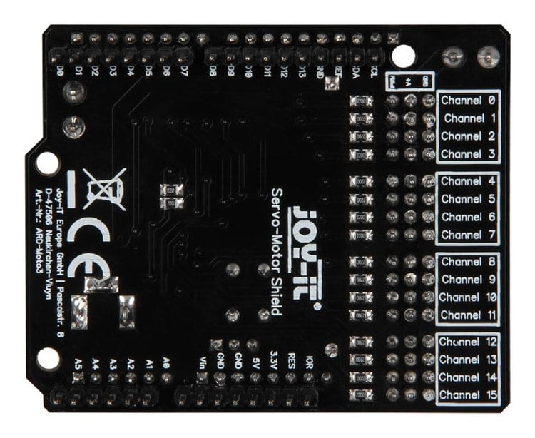 Undersiden av PWM-servokontrolleren med nummererte kanaler og Arduino-pinner