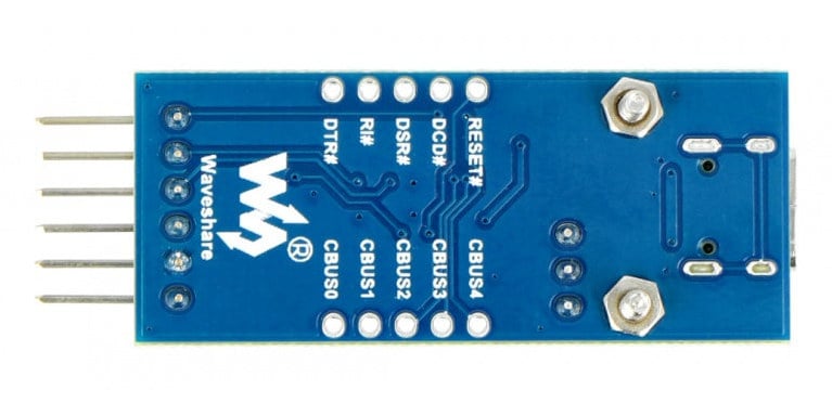 Undersiden av USB-UART TTL-konverter med kretsbaner og kontaktpunkter