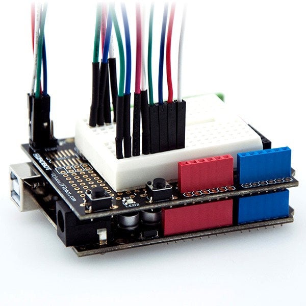 Uno-kompatibelt Arduino-kort med koblingsbrett og tilkoblede ledninger