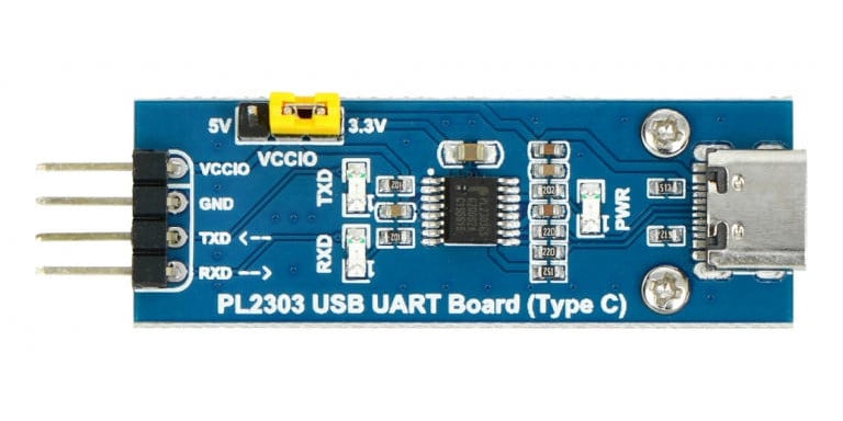 USB-C til UART TTL-konverter sett ovenfra med spenningsvalg via jumper