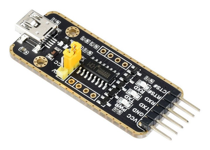 USB-UART-omformer i vinklet visning med jumper og pinneheader