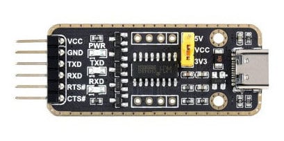 USB-UART-omformer med merkede VCC-, GND-, TXD-, RDX-, RTS- og CTS-pinner