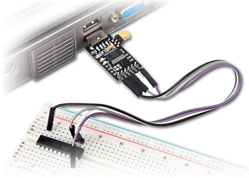 USB-UART-omformer mellom en datamaskin og et koblingsbrett med ledninger