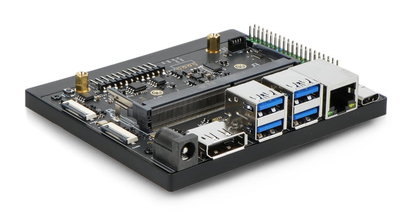 Utviklingskort for Jetson Orin Nano og NX sett fra siden med USB- og nettverksporter