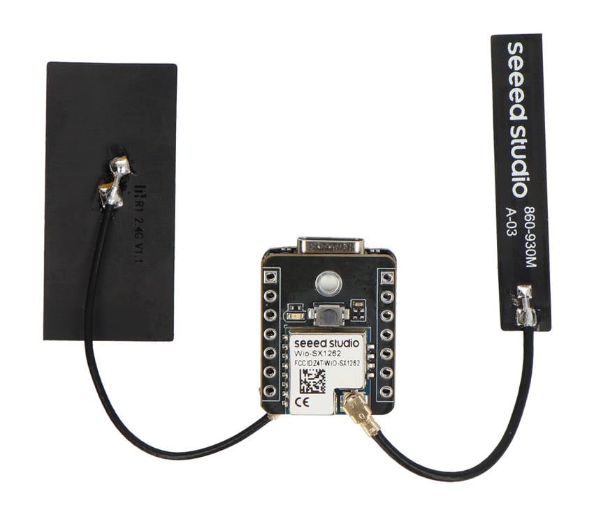 Utviklingssett med ESP32-S3-kort, LoRa-kort og to tilkoblede antenner