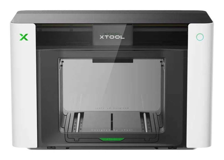 xTool O1 Omni UV-skriver sett forfra med lukket arbeidskammer