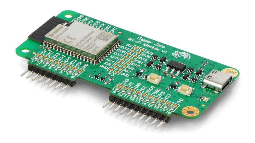 WiFi-utviklingskort for Flipper Zero med ESP32-S2 i skr&aring; vinkel og kontaktpinner