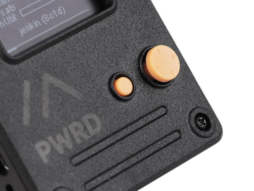 Wio Tracker L1 Pro med nærbilde av styreknappene på fronten