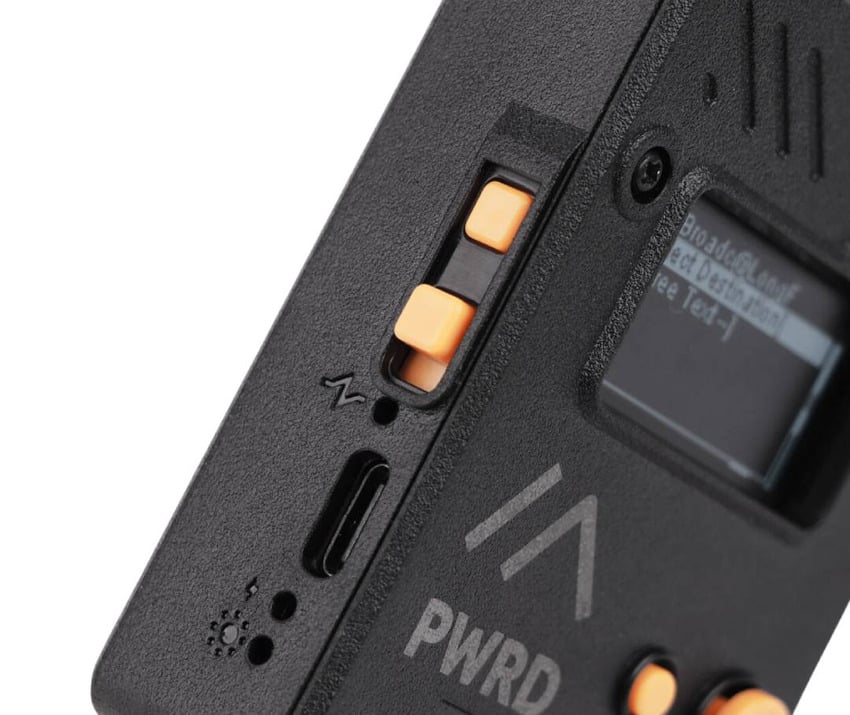 Wio Tracker L1 Pro sett fra siden med knapper og USB-C-port