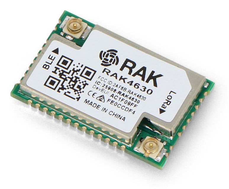 WisBlock LPWAN-modul sett p&aring; skr&aring; med antennekontakter og hovedbrikke