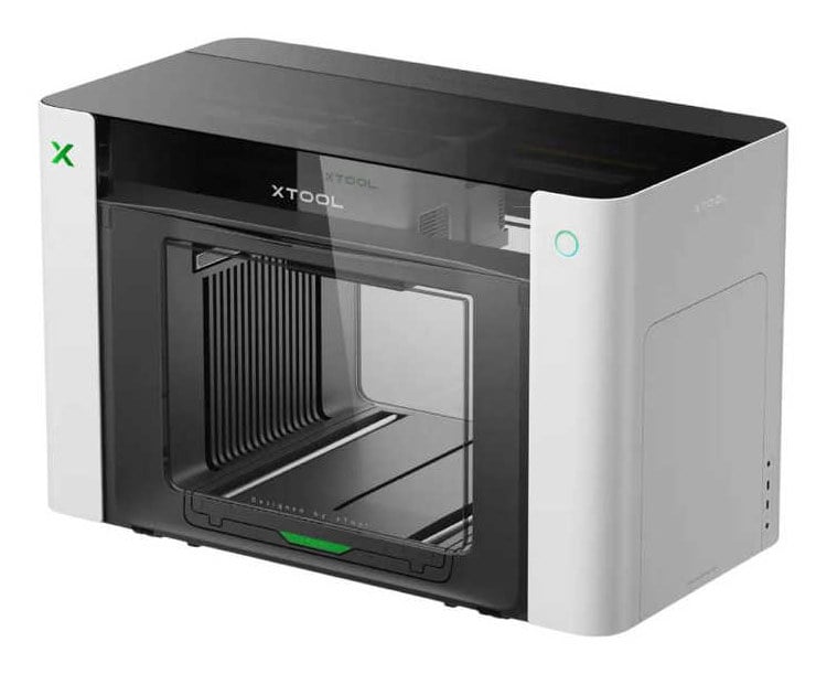 xTool O1 Omni UV-skriver sett fra siden med åpent arbeidsområde