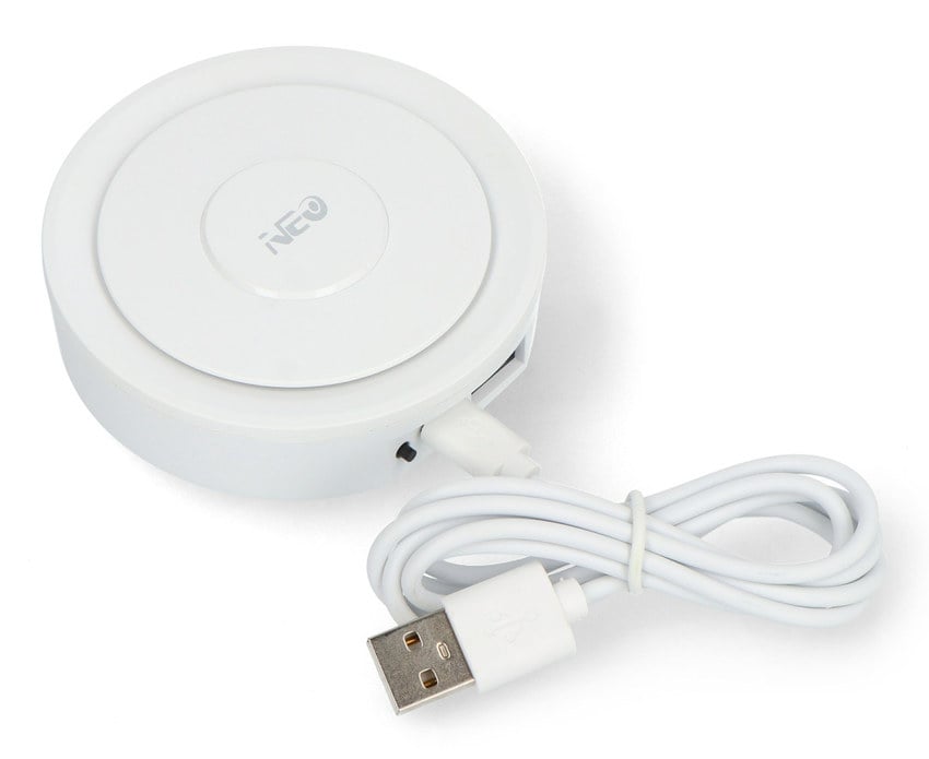 ZigBee-gateway med den medfølgende hvite microUSB-kabelen