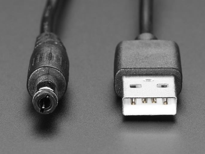 Konverteren gir 12V utgang (plugg) fra en 5V USB-inngang.