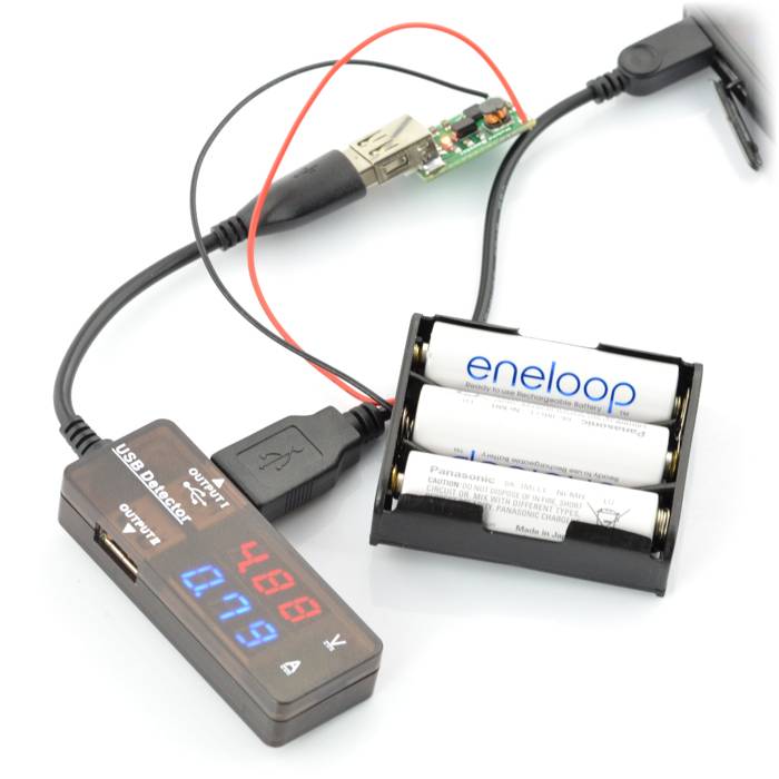 Lading av telefon fra USB-omformer drevet av 3 AA-batterier i batteriholder