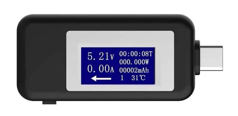 overv&aring;ker str&oslash;mforbruk med USB-C kabler og enheter, med LCD-display
